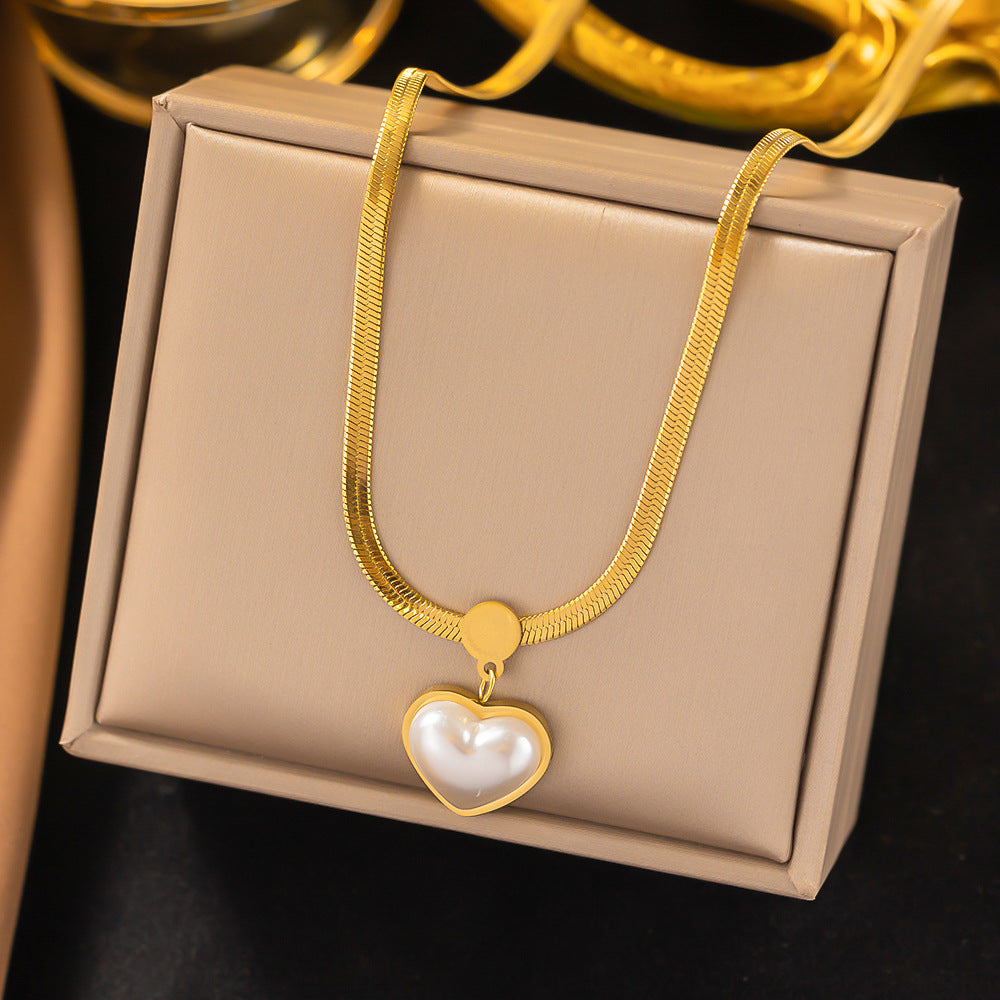 R7 Gold and Pearl Heart Pendant Necklace 140