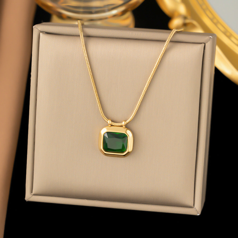 R7 Gold and Emerald Pendant Necklace 141
