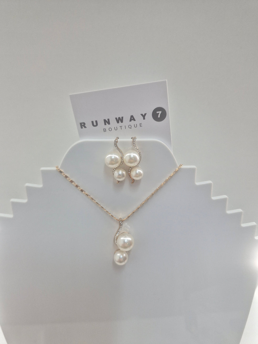 R7 Pearl Necklace and Earrings set 162