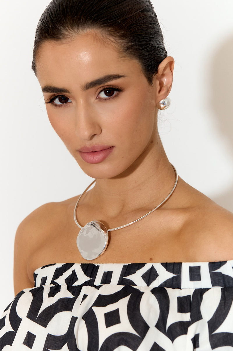 Adorne Metal Pendant Front Collar Necklace in Silver AND2508