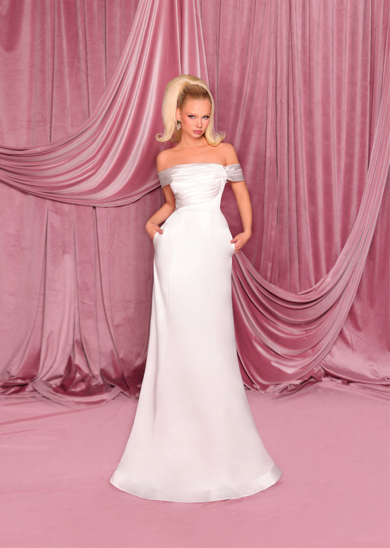 Nicoletta - NC3052 (Available in Black/Ivoryand Wine)