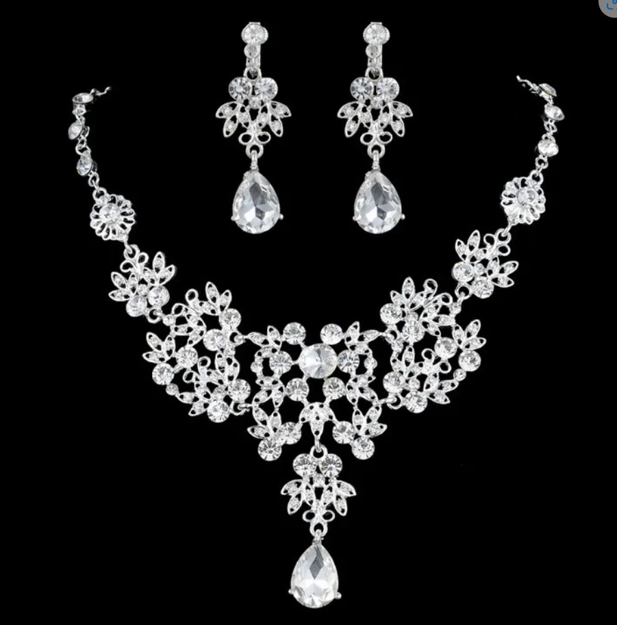 R7 Diamante Silver Necklace and Earrings set 310