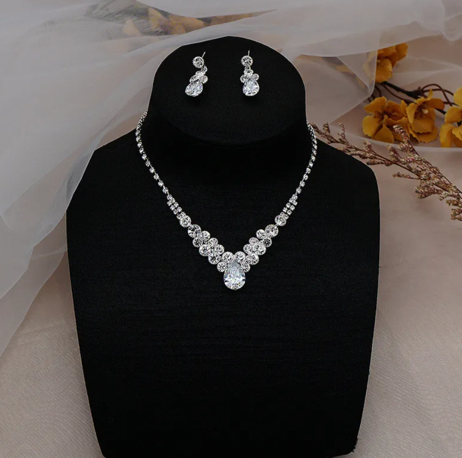 R7 Diamante Silver Necklace and Earrings set 311