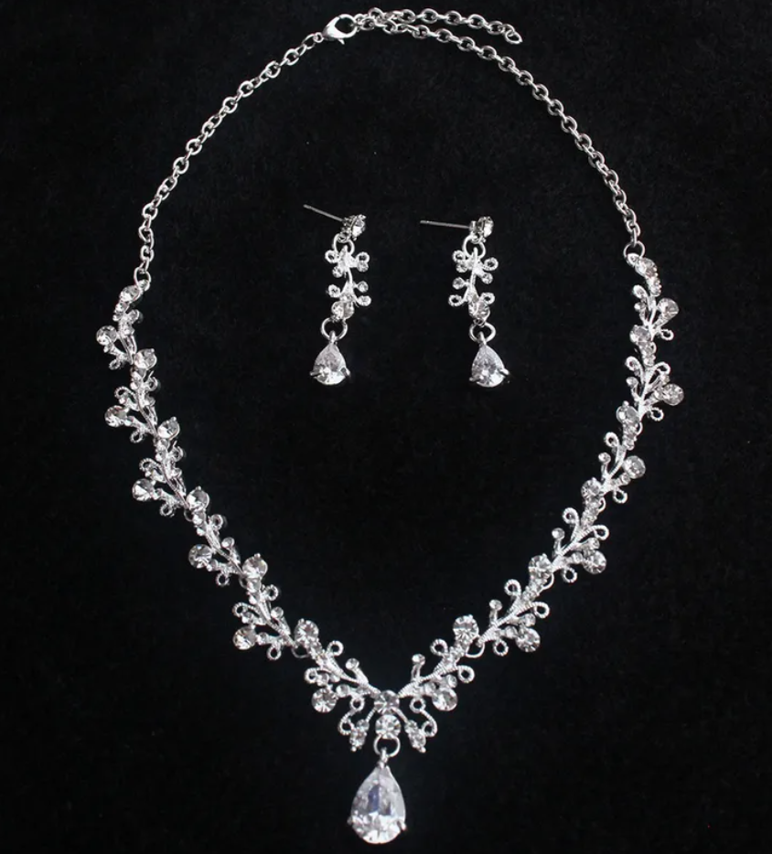 R7 Diamante Silver Necklace and Earrings set 317
