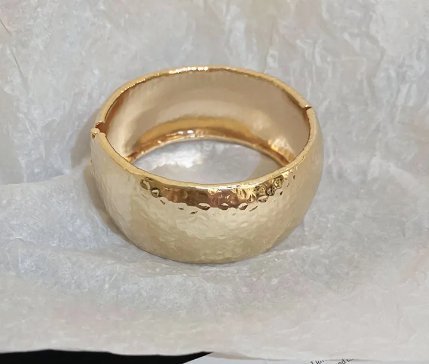 R7 Hammered Cuff Gold 457
