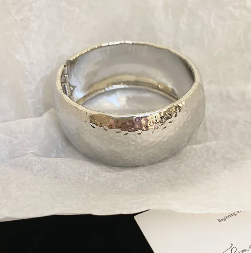 R7 Hammered Cuff Silver 458