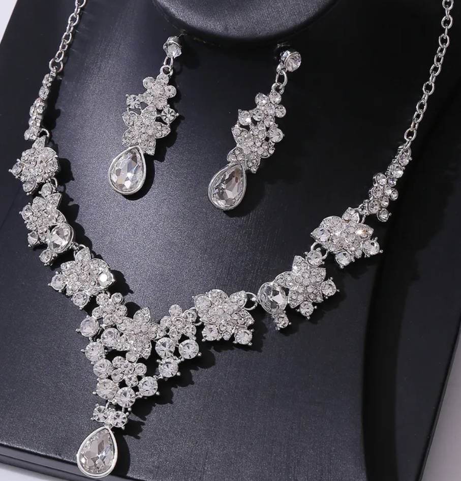 R7 Diamante Silver Necklace and Earrings set 470