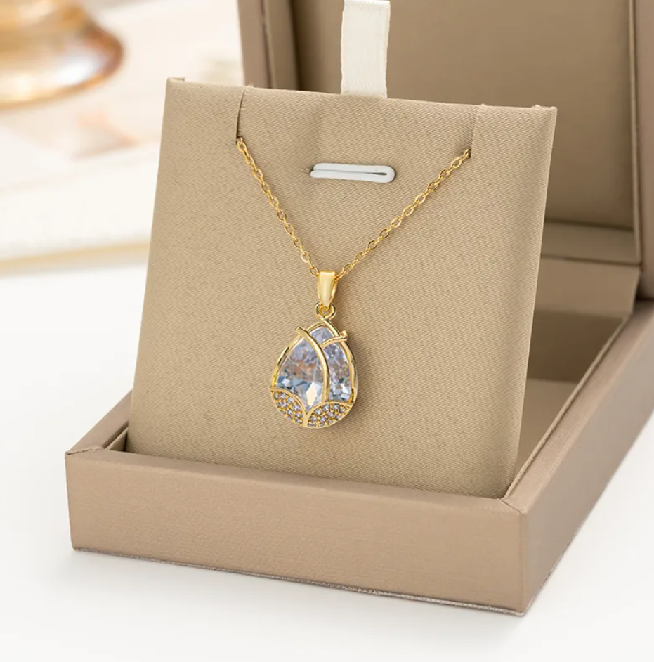 R7 Crystal Pendant in Gold Necklace 512