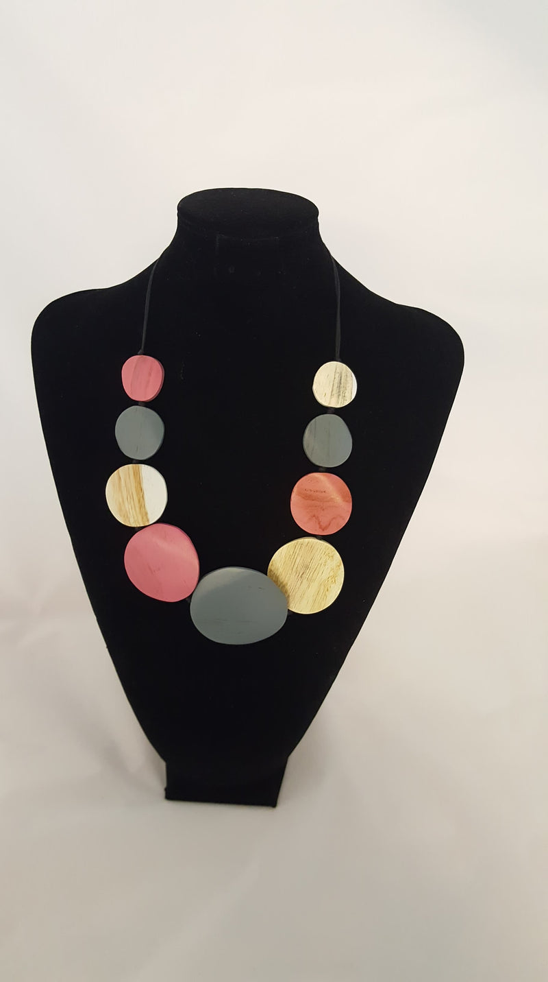 Timber necklace circles in grey and pink 10874